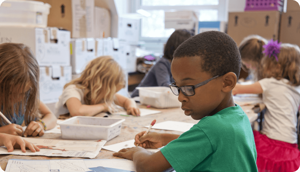 Imagem de crianças e educadores
