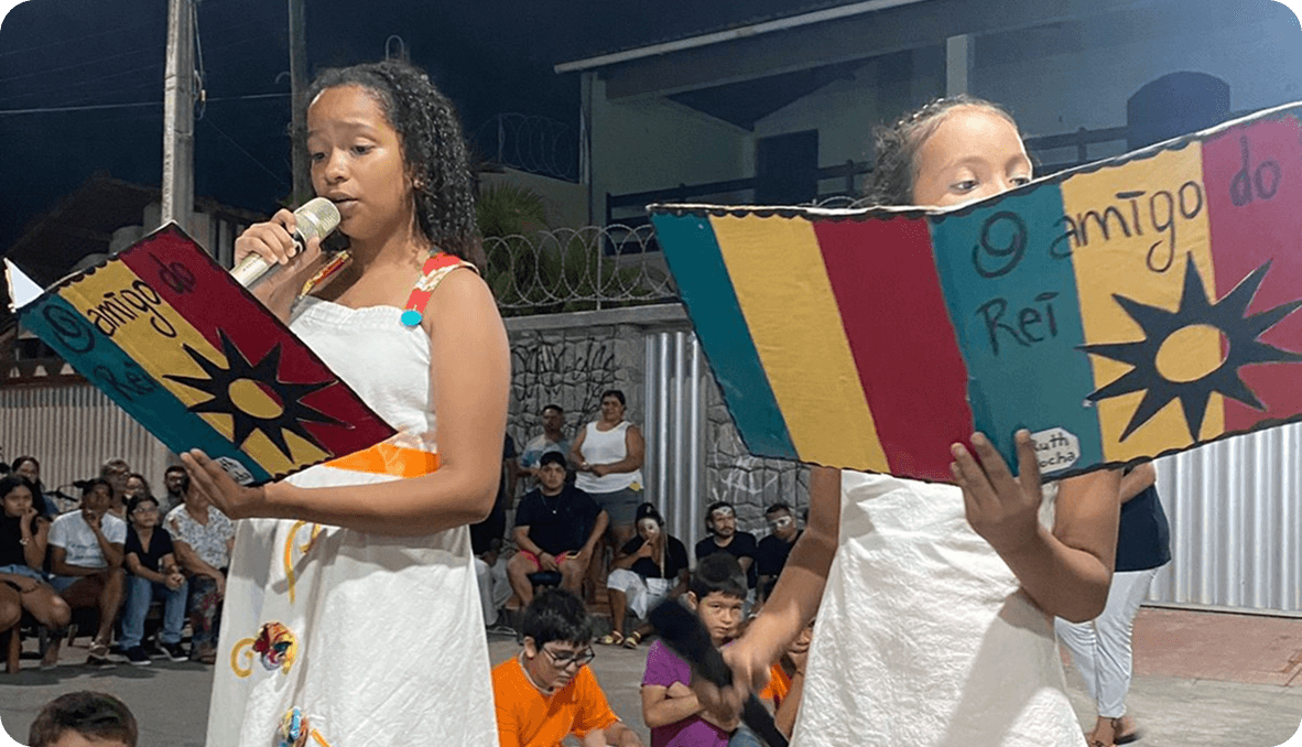 Imagem de crianças e educadores